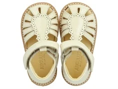 Smuk sandal fra Angulus i farven buttermilk i læder med lakfinish og med dråbedetalje og broderi anglaise mønster.